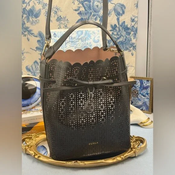 🆕 FURLA 🧿 NWOT Constanza Laser Cut Drawstring Bucket Bag, Black Leather - Picture 3 of 14